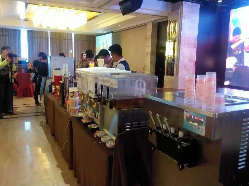 冰雪丽人冰淇淋机在2015重庆米乐斯新品推介会现场